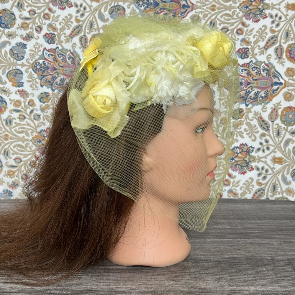 Vintage Couture 1950’s Fascinator Hat Yellow/White‎ Flowers Veiled with/Felt Bow
